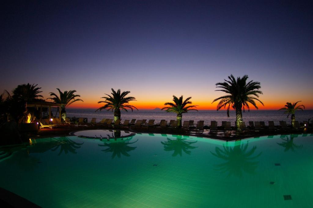 Hotel Villaggio Cala Di Volpe Capo Vaticano Exteriör bild