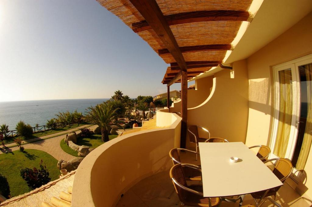 Hotel Villaggio Cala Di Volpe Capo Vaticano Exteriör bild