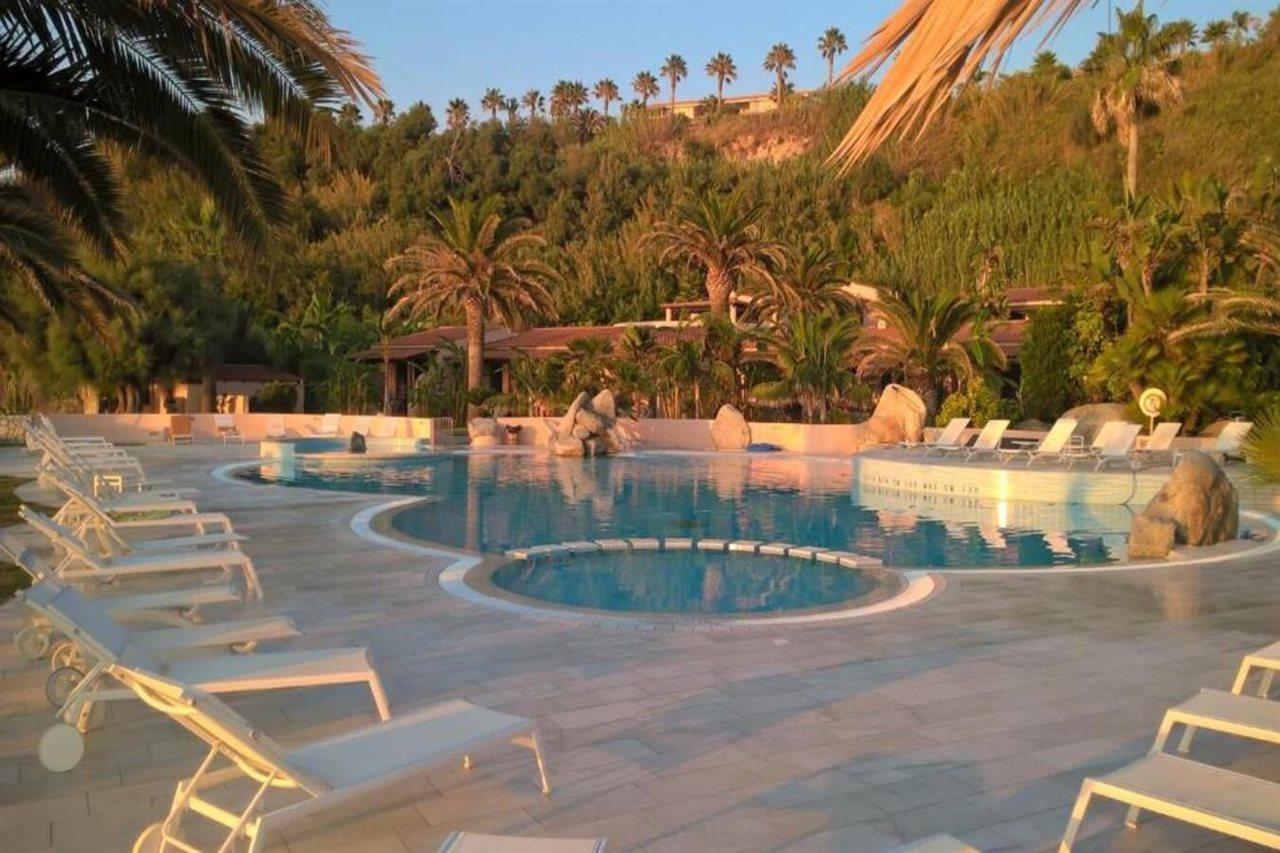 Hotel Villaggio Cala Di Volpe Capo Vaticano Exteriör bild