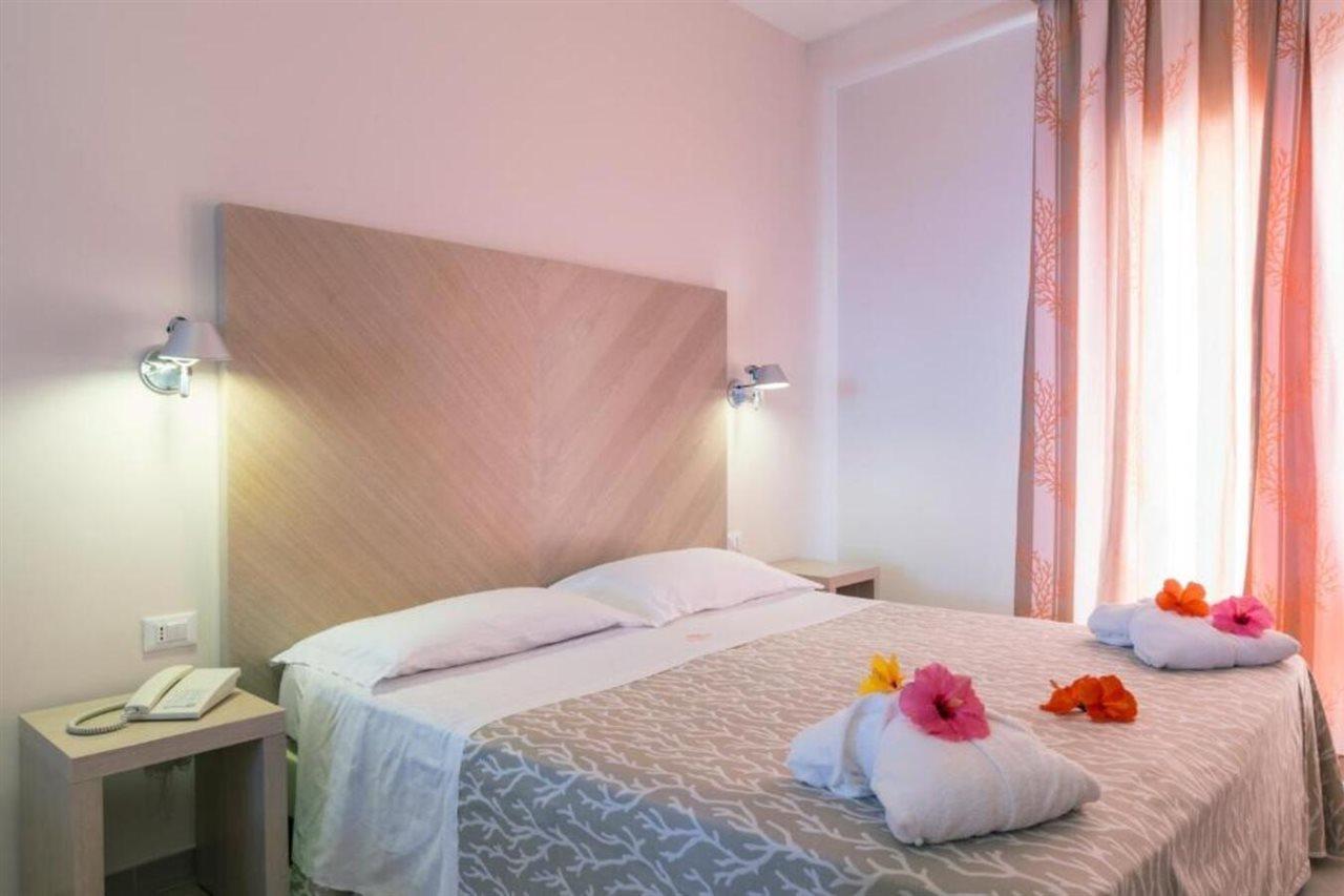 Hotel Villaggio Cala Di Volpe Capo Vaticano Exteriör bild
