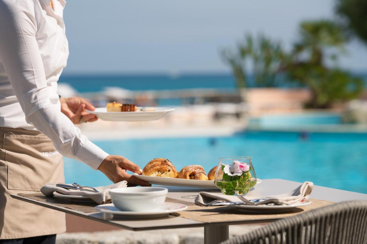 Hotel Villaggio Cala Di Volpe Capo Vaticano Exteriör bild