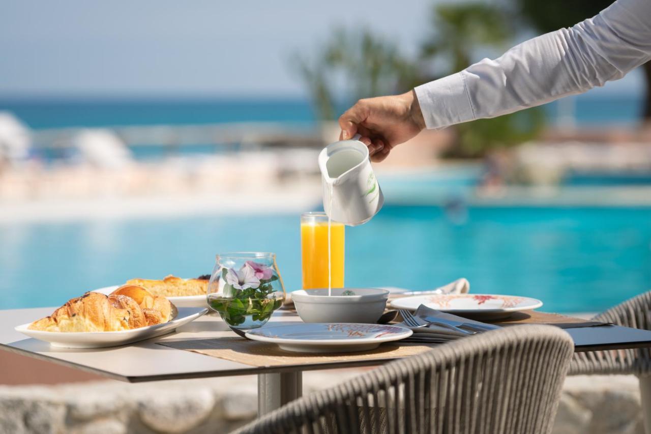 Hotel Villaggio Cala Di Volpe Capo Vaticano Exteriör bild
