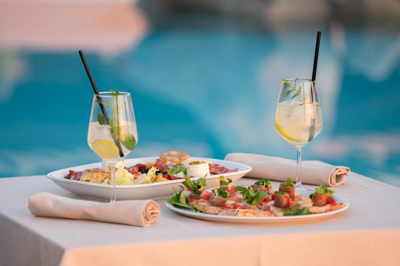 Hotel Villaggio Cala Di Volpe Capo Vaticano Exteriör bild