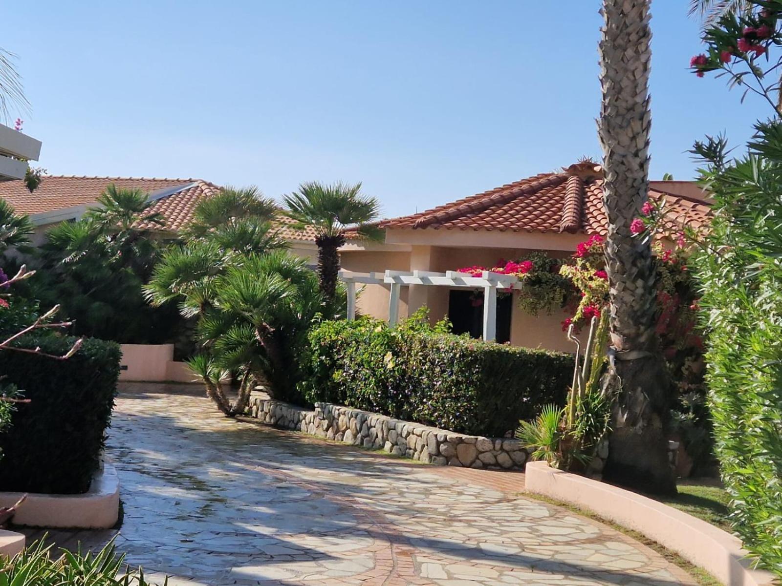 Hotel Villaggio Cala Di Volpe Capo Vaticano Exteriör bild