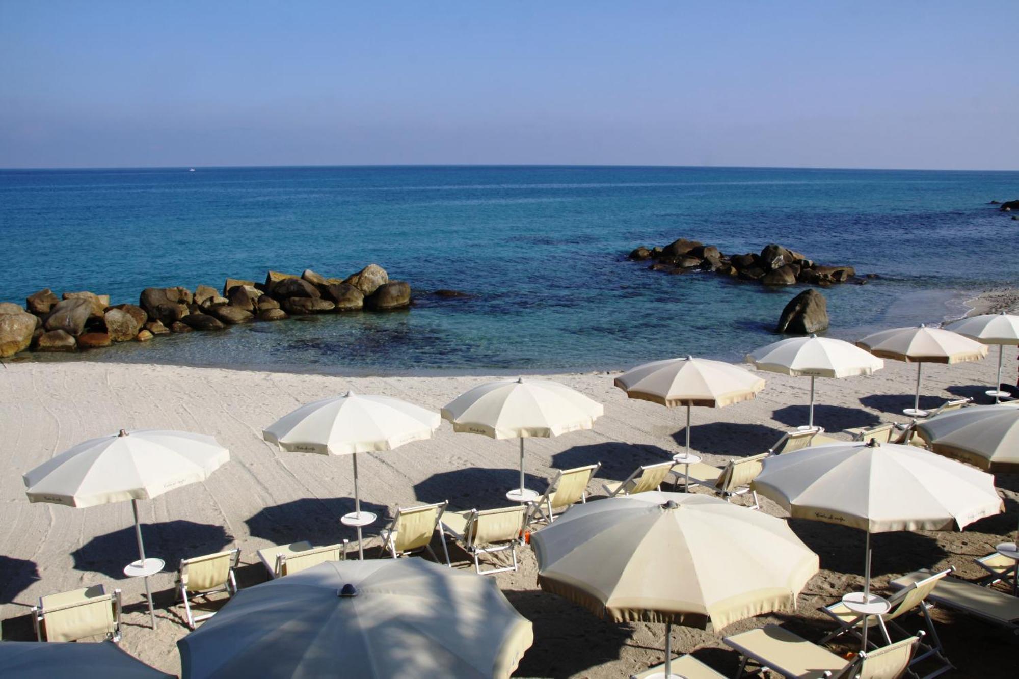 Hotel Villaggio Cala Di Volpe Capo Vaticano Exteriör bild