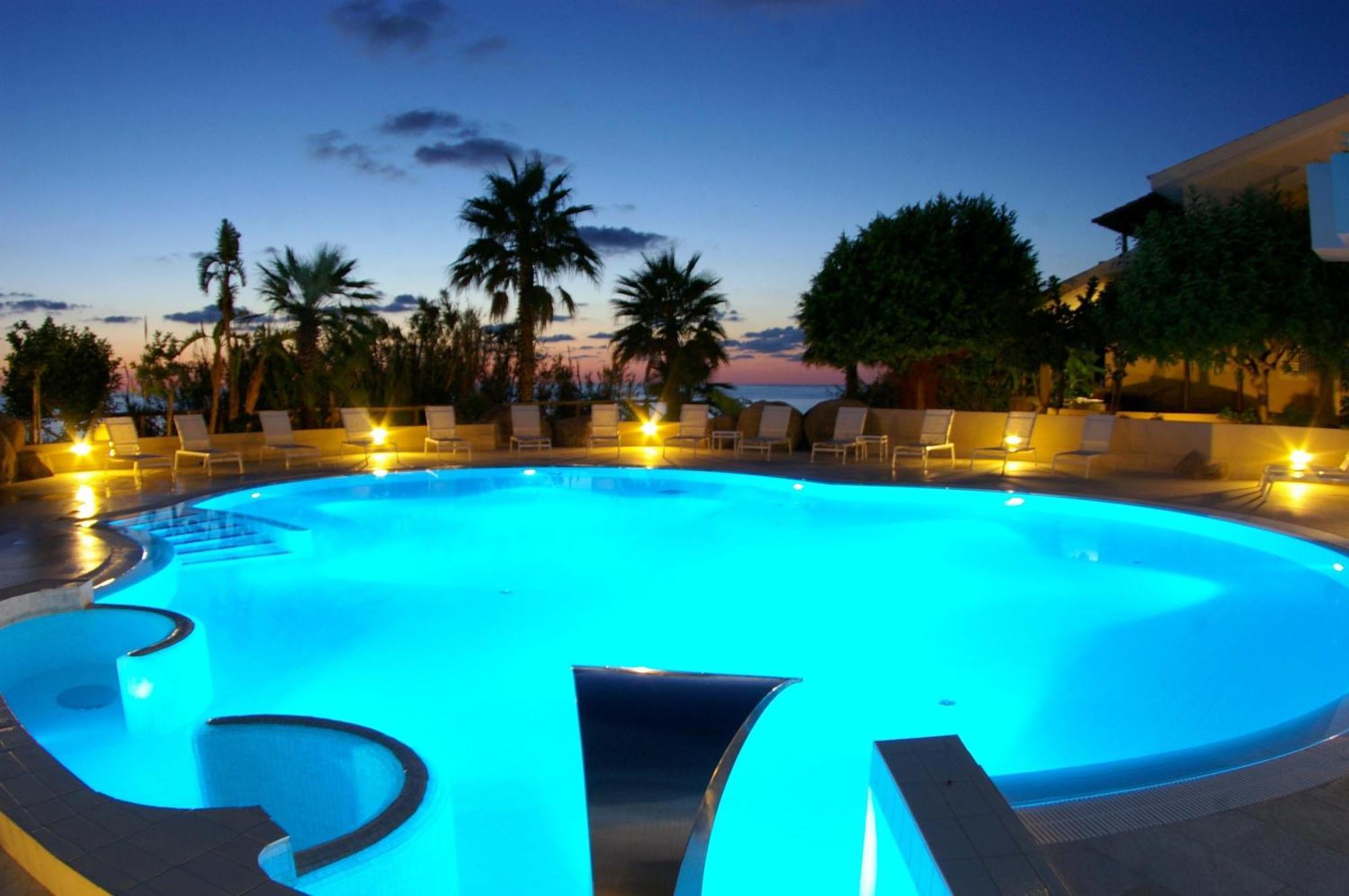 Hotel Villaggio Cala Di Volpe Capo Vaticano Exteriör bild