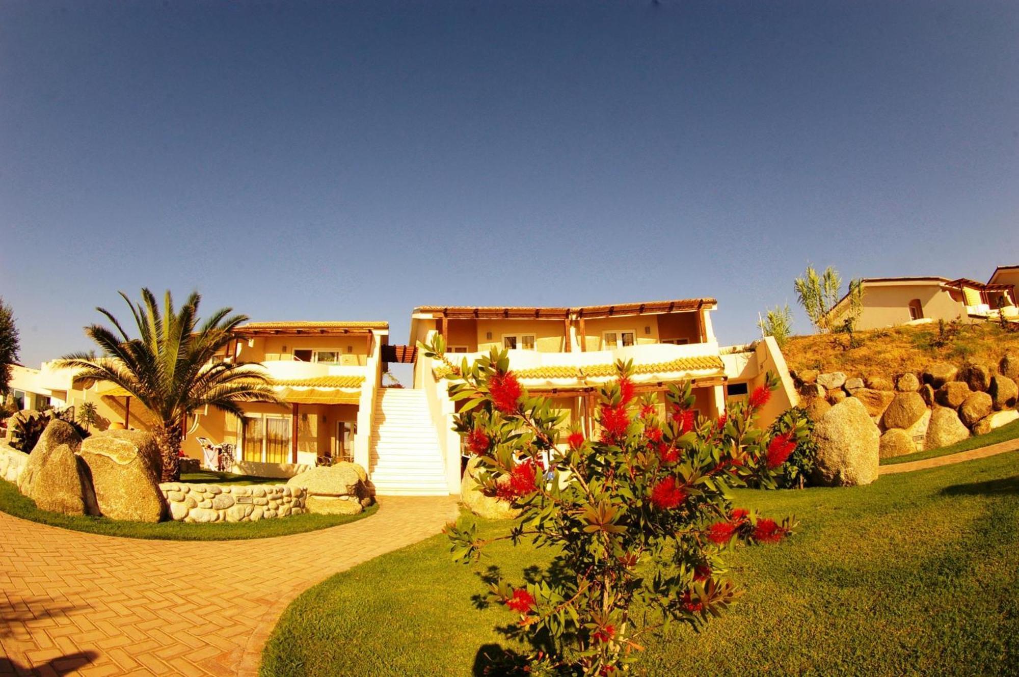 Hotel Villaggio Cala Di Volpe Capo Vaticano Exteriör bild
