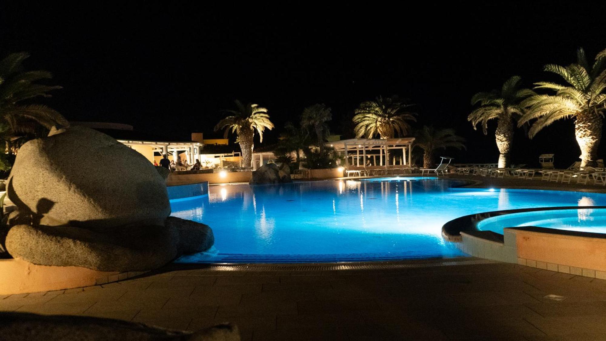 Hotel Villaggio Cala Di Volpe Capo Vaticano Exteriör bild