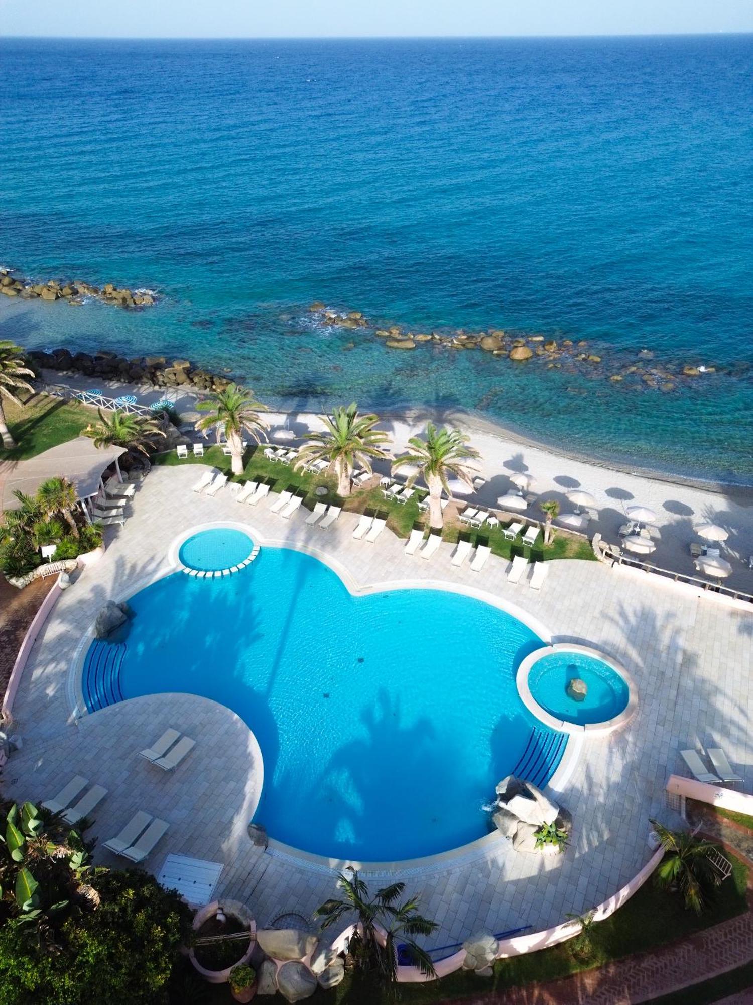 Hotel Villaggio Cala Di Volpe Capo Vaticano Exteriör bild