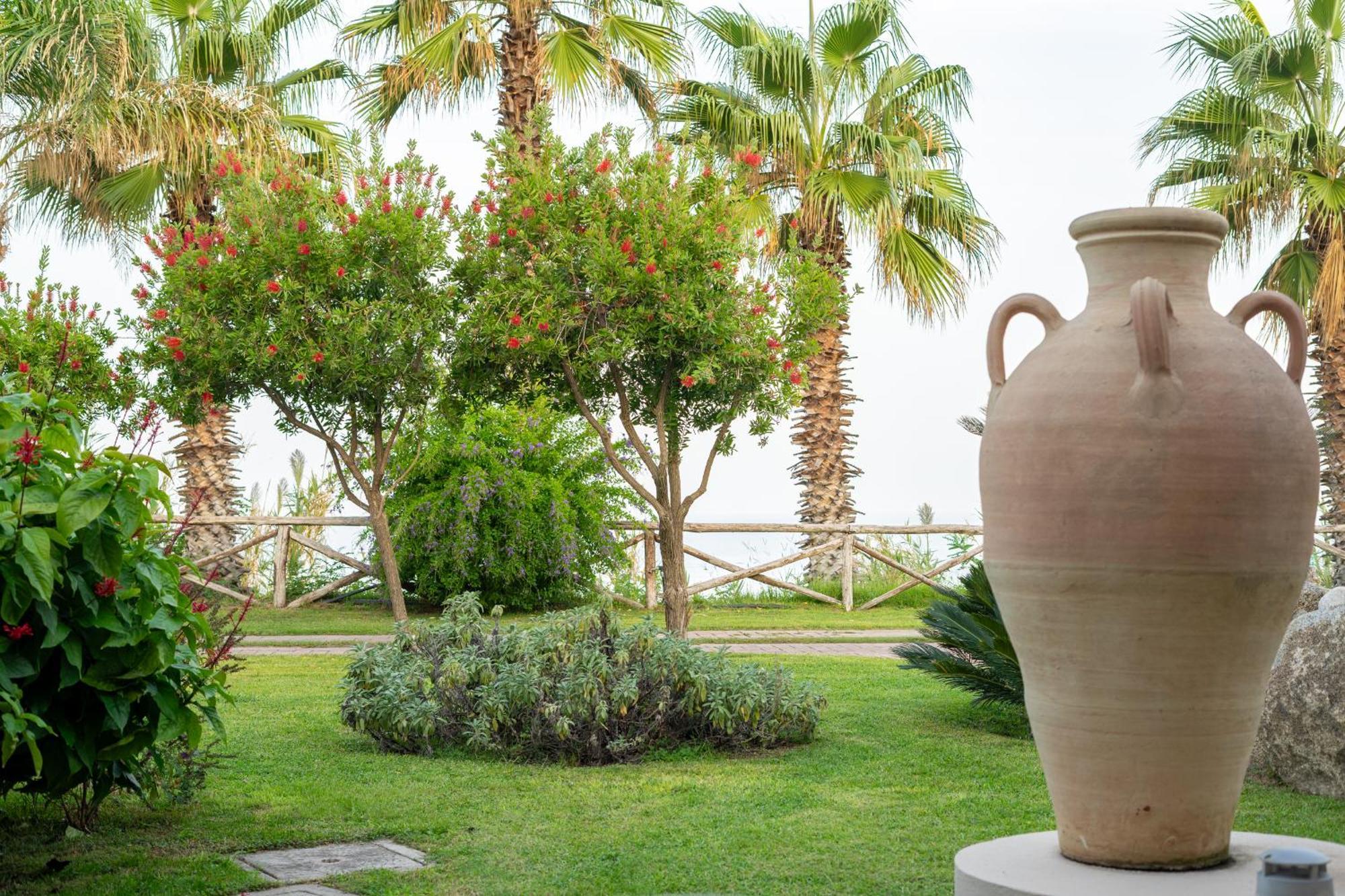 Hotel Villaggio Cala Di Volpe Capo Vaticano Exteriör bild