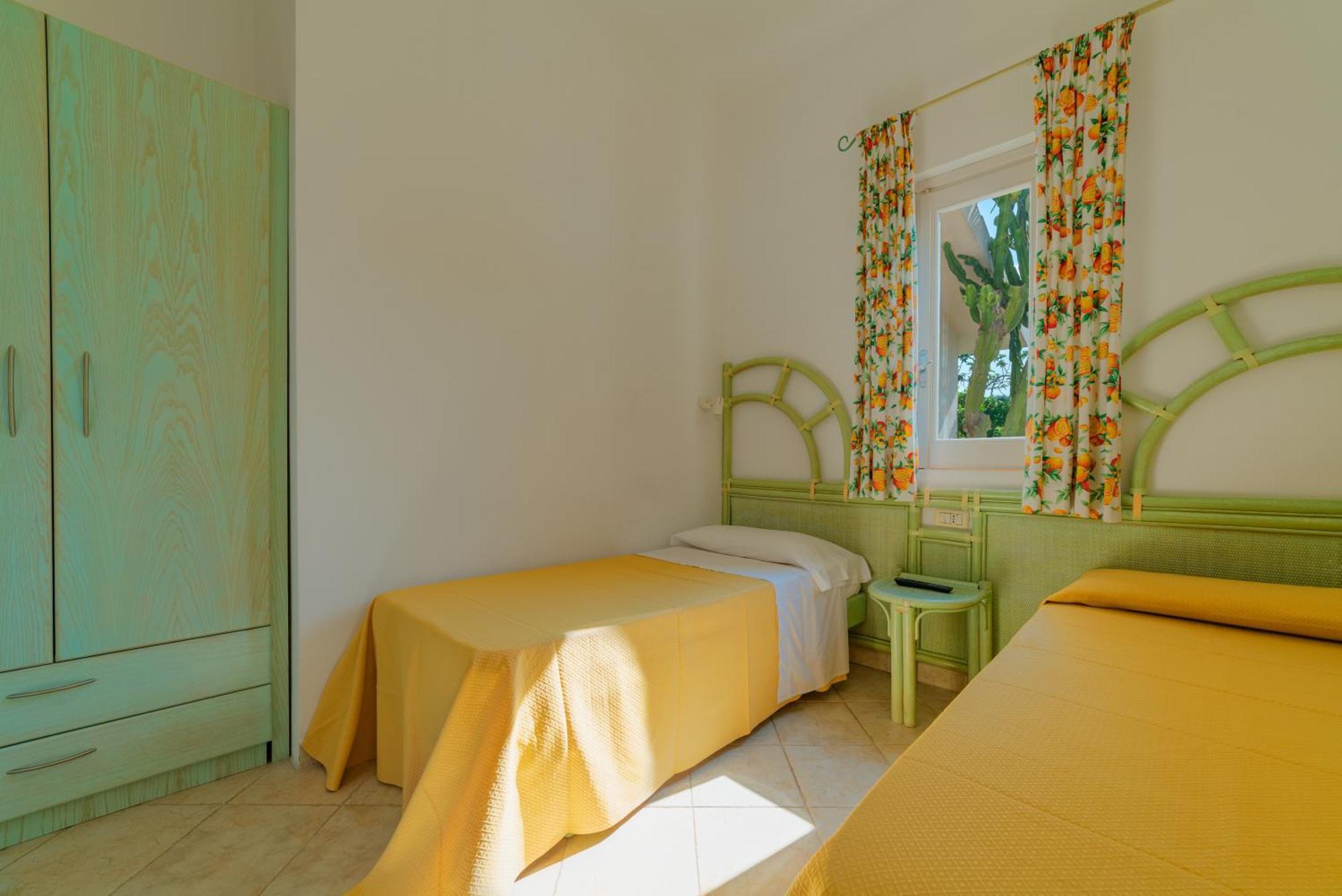 Hotel Villaggio Cala Di Volpe Capo Vaticano Exteriör bild