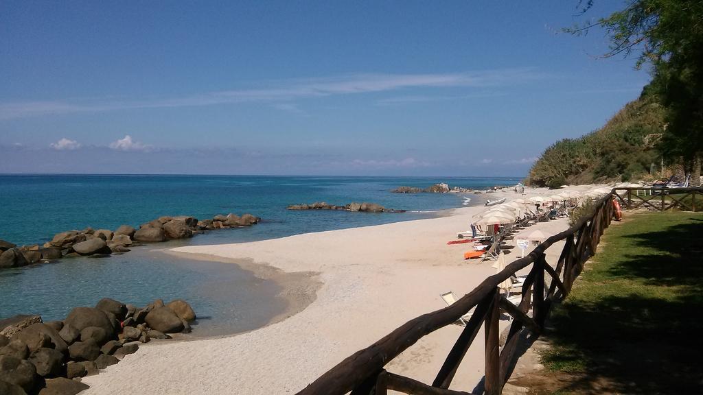 Hotel Villaggio Cala Di Volpe Capo Vaticano Exteriör bild