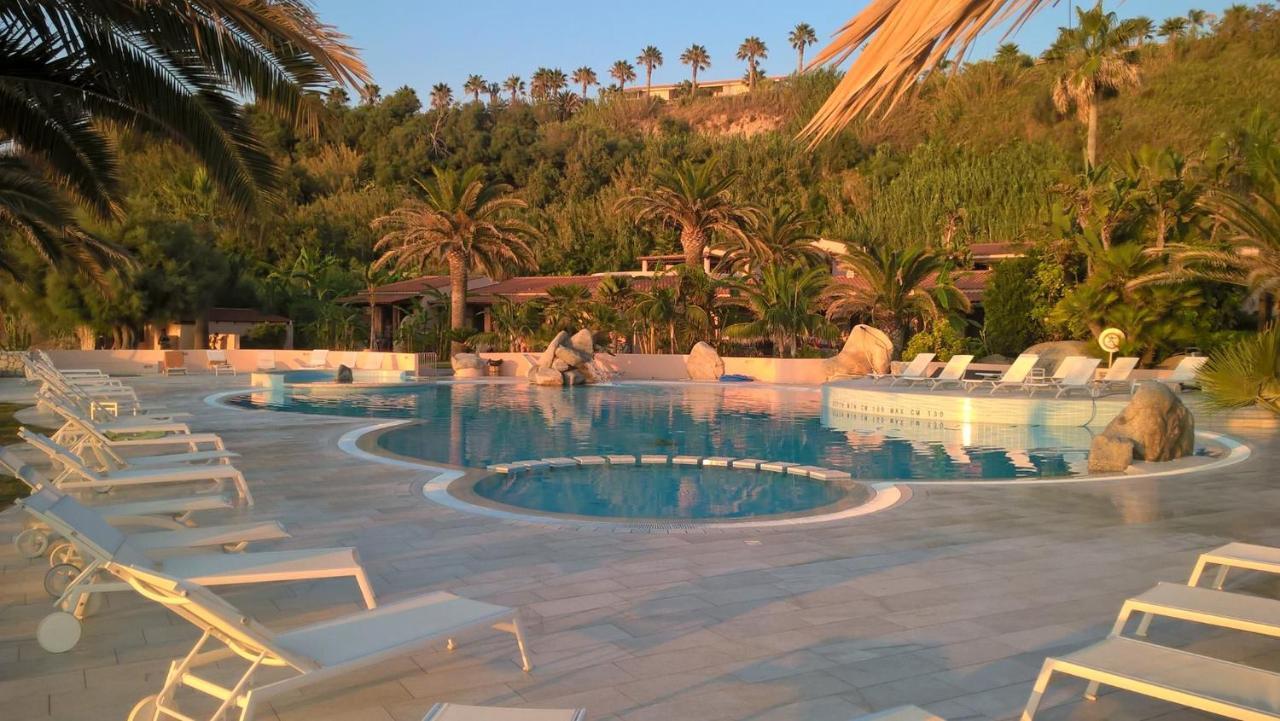 Hotel Villaggio Cala Di Volpe Capo Vaticano Exteriör bild