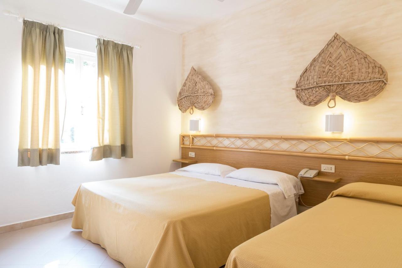 Hotel Villaggio Cala Di Volpe Capo Vaticano Exteriör bild
