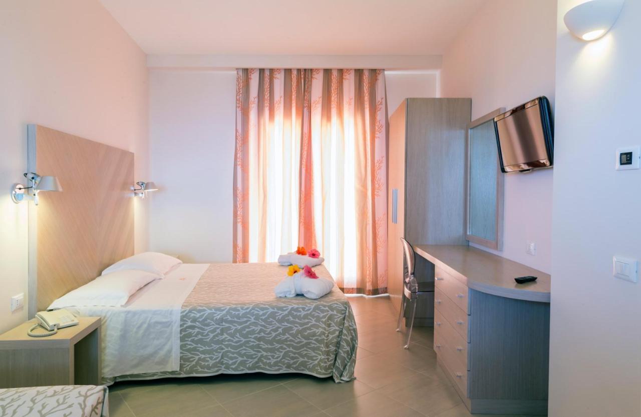 Hotel Villaggio Cala Di Volpe Capo Vaticano Exteriör bild