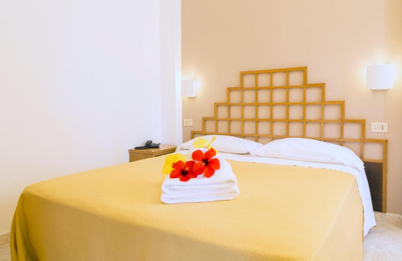 Hotel Villaggio Cala Di Volpe Capo Vaticano Exteriör bild